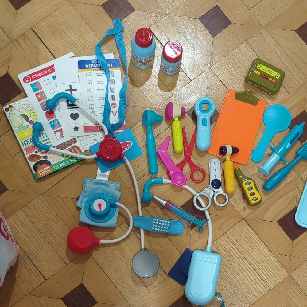 Melissa & Doug Doctor Playset with Blue, Red, and Yellow Accessories